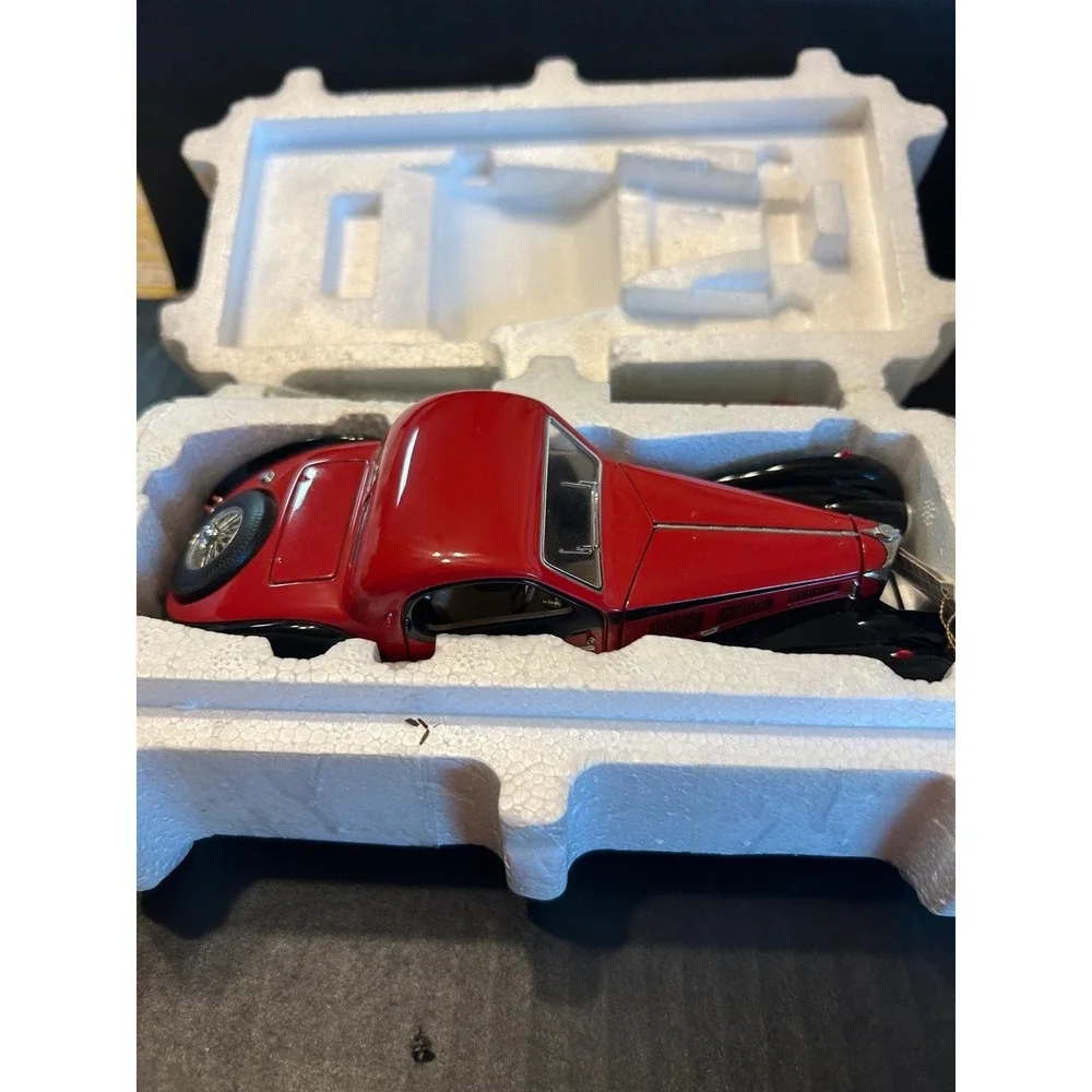Franklin Mint 1936 Bugatti Type 57SC Red Black 1/24 Scale Diecast Model Car